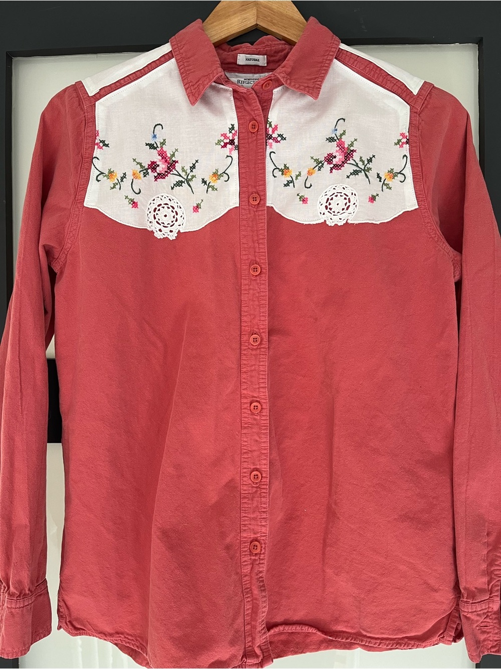 Upcycled cotton Shirt with vintage cross stitch details S - Picture 3 of 7